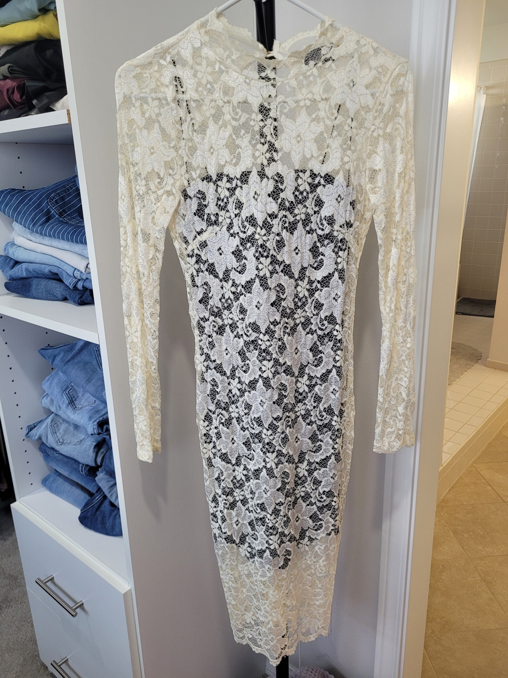 ASTR Long Sleeve Lace Midi Dres